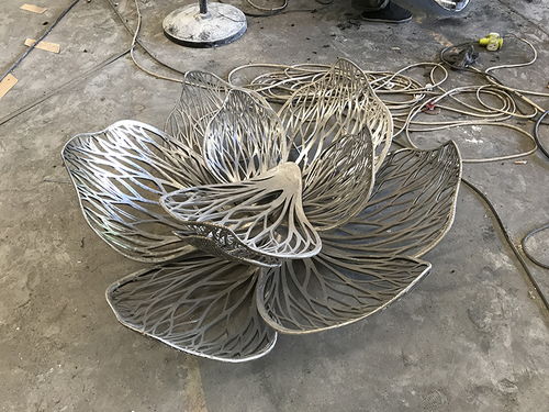 不銹鋼加工廠家?guī)憬庾x不銹鋼工藝品的藝術(shù)